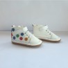 Botines blancos con puntos de colores con borreguito